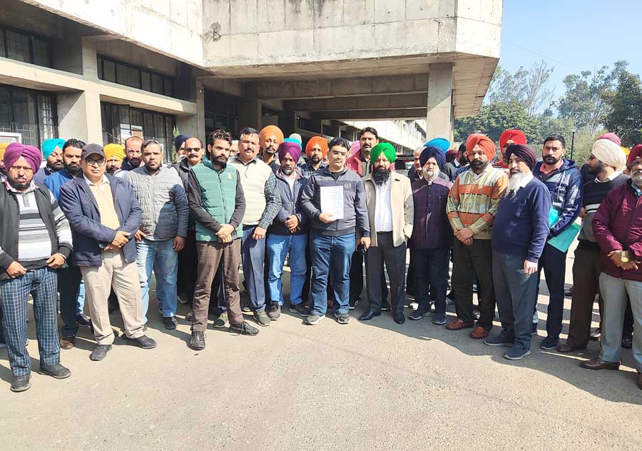 Protest: ਜ਼ਿਲ੍ਹਾ ਕਚਹਿਰੀ ਦੇ ਲਾਇਸੰਸ ਹੋਲਡਰਾਂ ਨੇ ਵਿਸ਼ਾਲ ਦਿੱਤਾ ਰੋਸ ਧਰਨਾ 