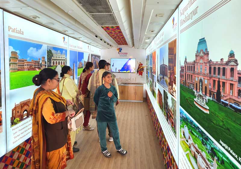 Saras Mela: ਸਰਸ ਮੇਲੇ ’ਚ ਸੈਰ ਸਪਾਟਾ ਵਿਭਾਗ ਦੀ ਬੱਸ ਪ੍ਰਦਰਸ਼ਨੀ ਬਣੀ ਖਿੱਚ ਦਾ ਕੇਂਦਰ