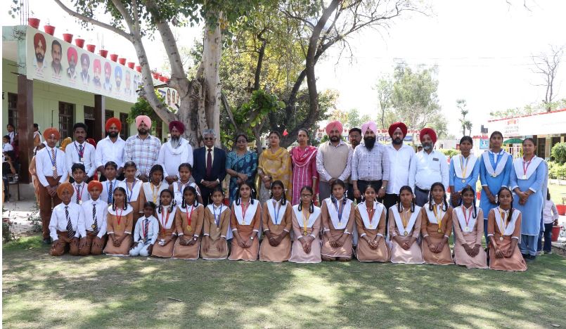 Annual Result: ਸਰਕਾਰੀ ਸੀ. ਸੈ. ਸਕੂਲ ਪੱਖੀਕਲਾਂ ’ਚ ਮਾਪੇ ਅਧਿਆਪਕ ਦੌਰਾਨ ਮਿਲਣੀ ਦੌਰਾਨ ਪੁਜ਼ੀਸ਼ਨਾਂ ਪ੍ਰਾਪਤ ਕਰਨ ਵਾਲੇ ਬੱਚੇ ਸਨਮਾਨੇ