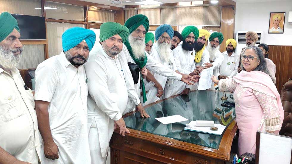 Faridkot News: ਮੀਂਹ ਤੇ ਗੜੇਮਾਰੀ ਨਾਲ ਨੁਕਸਾਨੀਆਂ ਫ਼ਸਲਾਂ ਦੇ ਮੁਆਵਜ਼ੇ ਲਈ ਫਰੀਦਕੋਟ ਡੀਸੀ ਨੂੰ ਦਿੱਤਾ ਮੰਗ ਪੱਤਰ