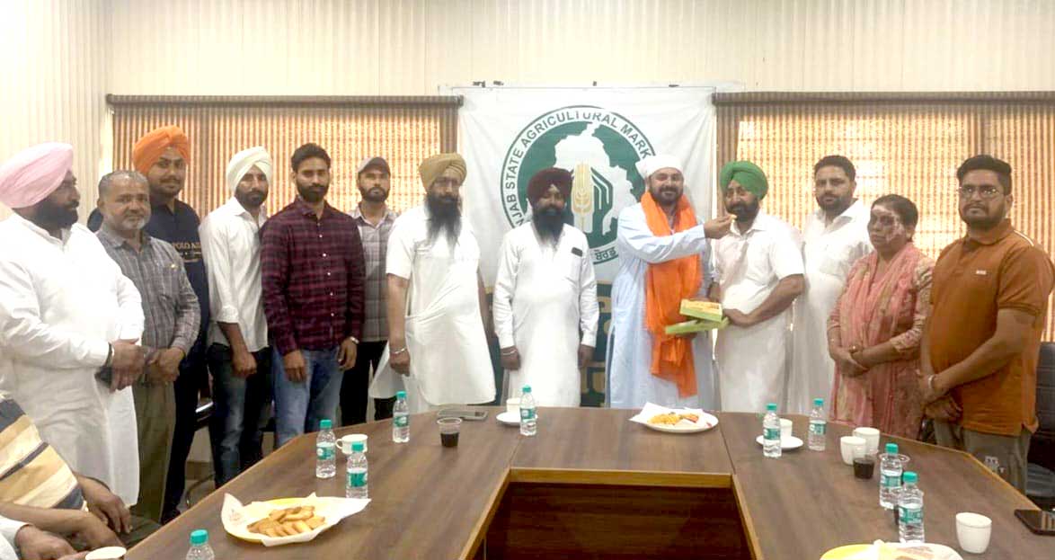 Amloh News: ਛੰਨਾ ਨੂੰ ਰੁੜਕੀ ਉੱਚੀ ਬਹੁਮੰਤਵੀ ਸਹਿਕਾਰੀ ਖੇਤੀਬਾੜੀ ਸੇਵਾ ਸਭਾ ਦਾ ਪ੍ਰਧਾਨ ਬਣਨ ’ਤੇ ਵਿਧਾਇਕ ਗੈਰੀ ਬੜਿੰਗ ਨੇ ਕੀਤਾ ਸਨਮਾਨਿਤ