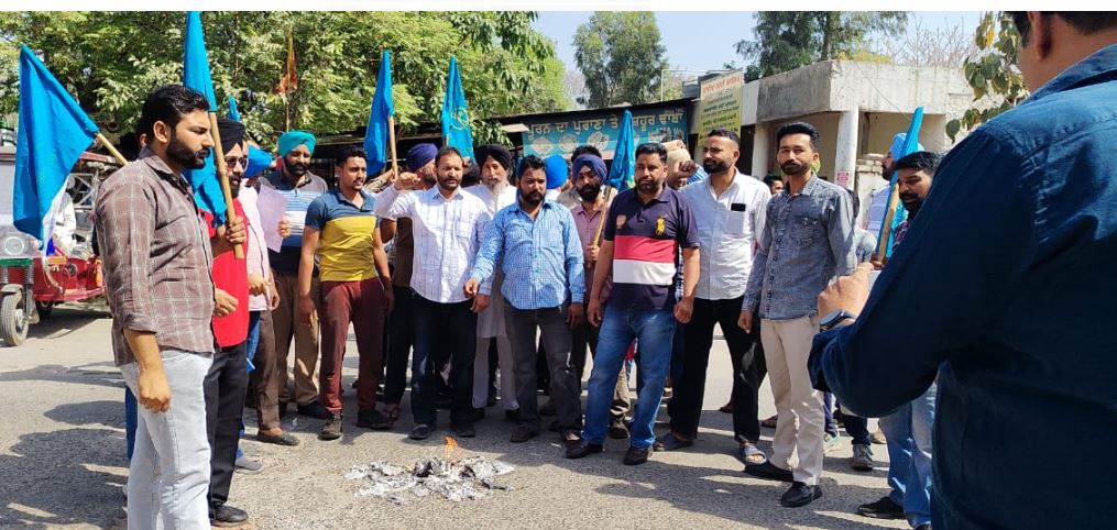 PRTC Employees Protest: ਪੀਆਰਟੀਸੀ ਮੁਲਾਜ਼ਮਾਂ ਦਾ ਧਰਨਾ, 2 ਘੰਟੇ ਬੱਸ ਸਟੈਂਡ ਬੰਦ ਕਰਕੇ ਪੰਜਾਬ ਦੇ ਬਜਟ ਦੀਆਂ ਕਾਪੀਆਂ ਸਾੜੀਆਂ