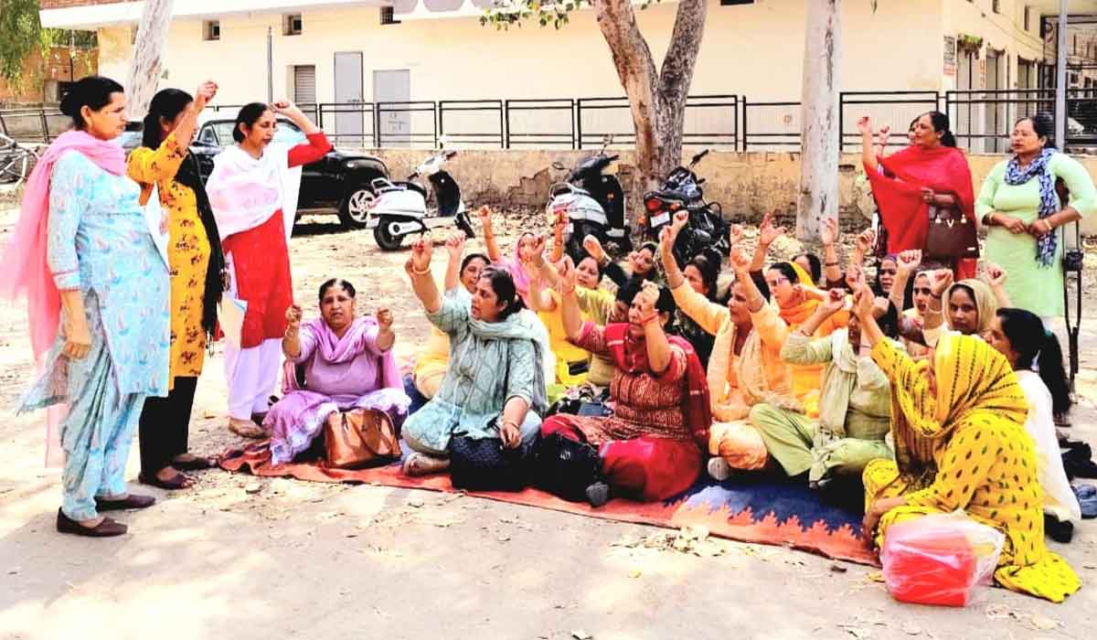 Sunam News: ਆਂਗਣਵਾੜੀ ਮੁਲਾਜਮਾਂ ਨੇ ਬਜ਼ਟ ਦੀਆਂ ਕਾਪੀਆਂ ਸਾੜ ਕੀਤਾ ਰੋਸ ਪ੍ਰਦਰਸ਼ਨ