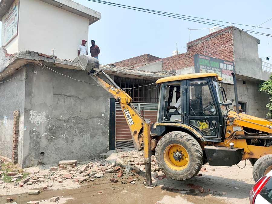 Amritsar News: ਜ਼ਿਲ੍ਹਾ ਪ੍ਰਸ਼ਾਸਨ ਨੇ ਨਸ਼ਾ ਤਸਕਰ ਸੰਨੀ ਗੁੱਲਾ ਦੇ ਘਰ ’ਤੇ ਚਲਾਇਆ ਬੁਲਡੋਜ਼ਰ