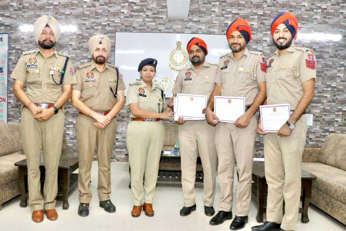 Punjab Police: ਚੰਗੀਆਂ ਸੇਵਾਵਾਂ ਨਿਭਾਉਣ ਵਾਲੇ ਕਰਮਚਾਰੀਆਂ ਨੂੰ ਵਿਸ਼ੇਸ਼ ਪੁਰਸਕਾਰਾਂ ਨਾਲ ਕੀਤਾ ਸਨਮਾਨਿਤ