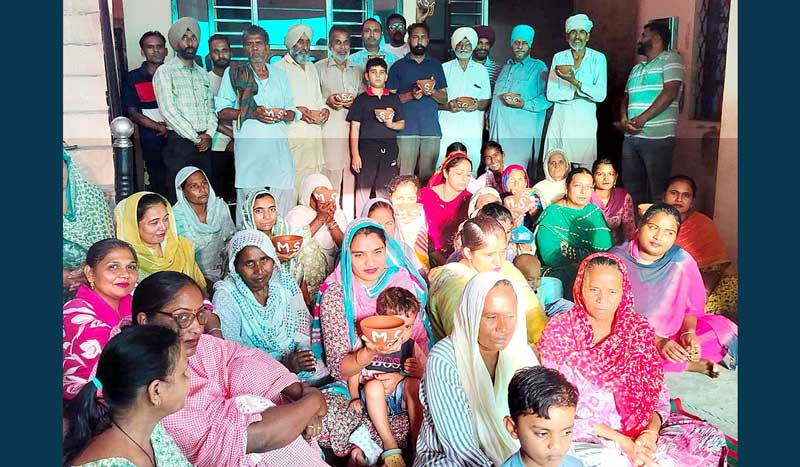 Save Birds Campaign: ‘ਸੱਚ ਕਹੂੰ’ ਦੀ 23 ਵੀਂ ਵਰ੍ਹੇਗੰਢ ਦੀ ਖੁਸ਼ੀ ’ਚ ਸਾਧ-ਸੰਗਤ ਨੇ ਪੰਛੀਆਂ ਲਈ ਪਾਣੀ ਦੇ ਕਟੋਰੇ ਵੰਡੇ