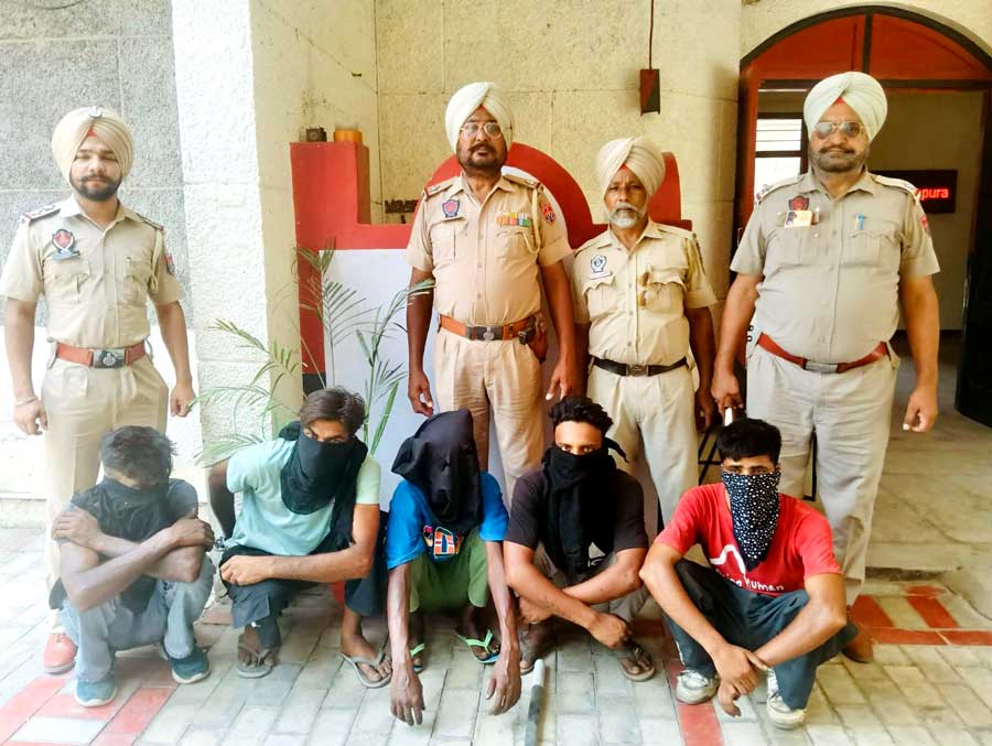 Robbery Gang Arrested: ਲੁੱਟ-ਖੋਹ ਕਰਨ ਦੀ ਫਿਰਾਕ ’ਚ ਬੈਠੇ ਗਿਰੋਹ ਦੇ 5 ਮੈਂਬਰ ਤੇਜ਼ਧਾਰ ਹਥਿਆਰਾਂ ਸਮੇਤ ਗ੍ਰਿਫ਼ਤਾਰ
