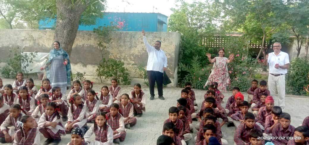 Students Welcome After Holidays: ਸਰਕਾਰੀ ਮਿਡਲ ਸਕੂਲ ਪੱਕਾ ਵਿਖੇ ਬੱਚਿਆਂ ਦਾ ਛੁੱਟੀਆਂ ਤੋਂ ਬਾਅਦ ਸਕੂਲ ਪਹੁੰਚਣ ’ਤੇ ਸ਼ਾਨਦਾਰ ਸਵਾਗਤ