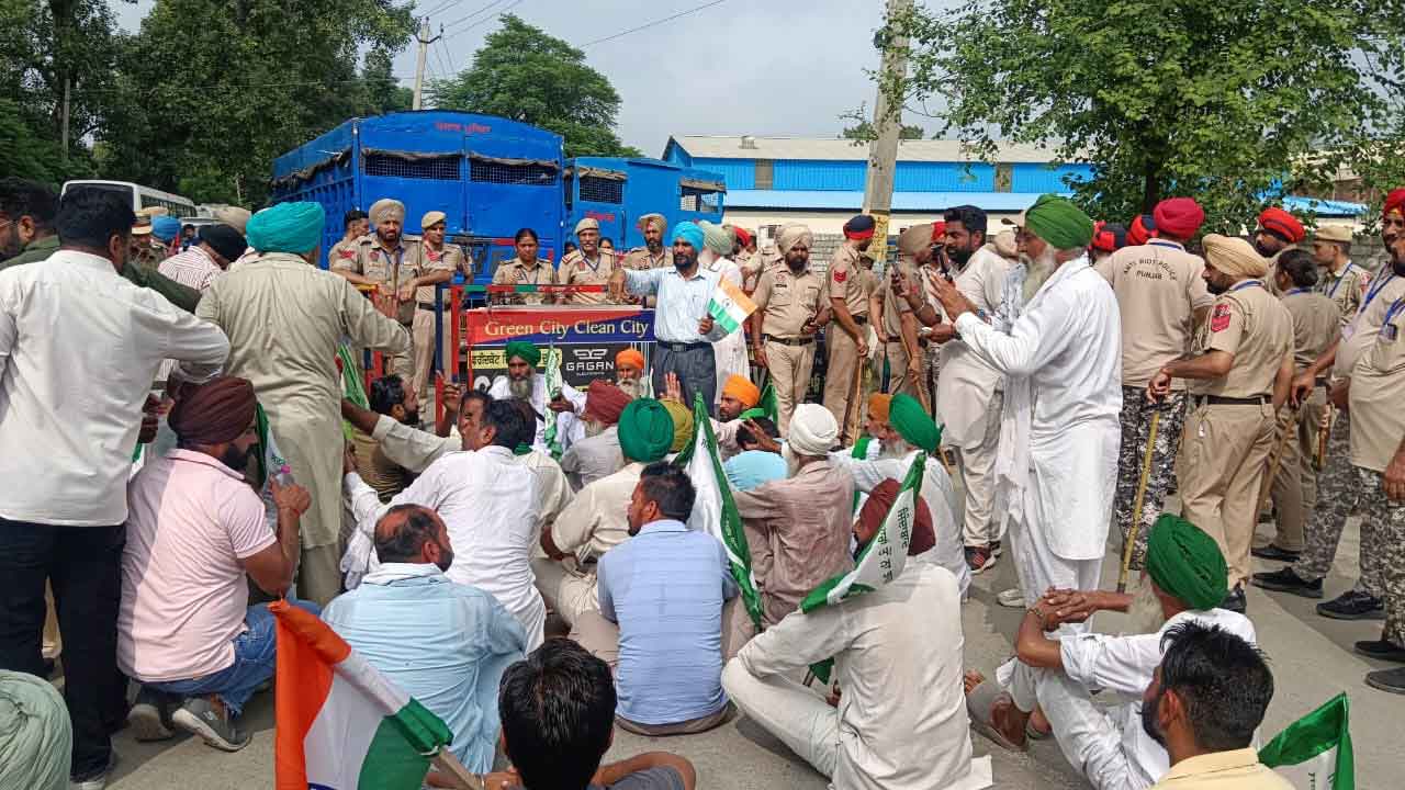 Punjab Farmer News: ਆਜ਼ਾਦ ਭਾਰਤ ’ਚ ਆਜ਼ਾਦੀ ਦਿਹਾੜੇ ਮੌਕੇ ਕਿਸਾਨਾਂ, ਮਜ਼ਦੂਰਾਂ, ਮੁਲਾਜ਼ਮਾਂ ਨੂੰ ਹਿਰਾਸਤ ‘ਚ ਲਿਆ