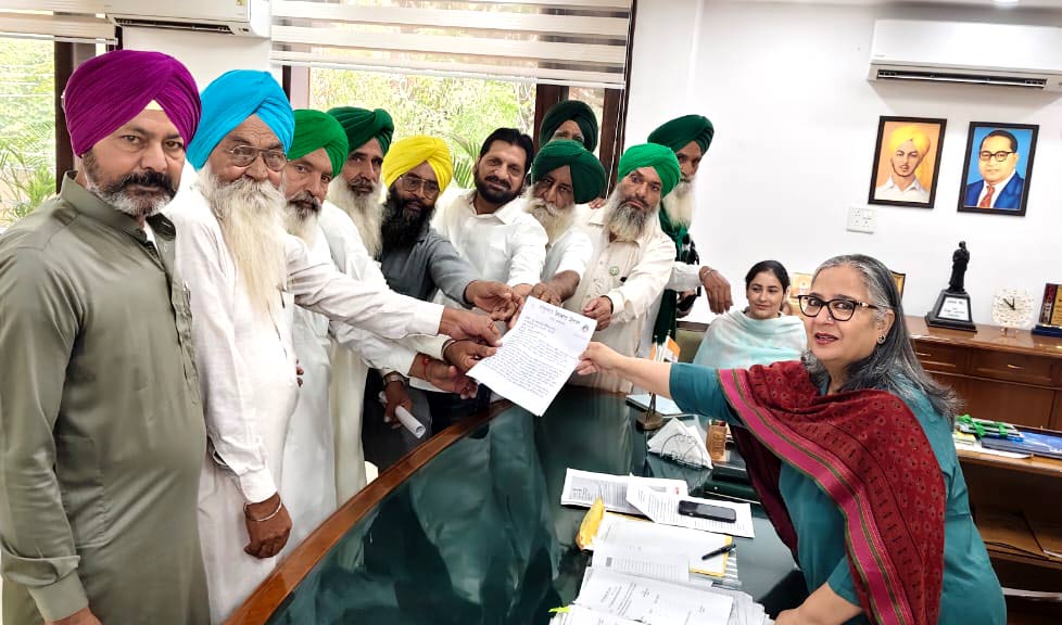 Faridkot News: ਸੰਯੁਕਤ ਕਿਸਾਨ ਮੋਰਚਾ ਜ਼ਿਲ੍ਹਾ ਫ਼ਰੀਦਕੋਟ ਵੱਲੋਂ ਮੰਗਾਂ ਸਬੰਧੀ ਡਿਪਟੀ ਕਮਿਸ਼ਨਰ ਨੂੰ ਦਿੱਤਾ ਮੰਗ-ਪੱਤਰ