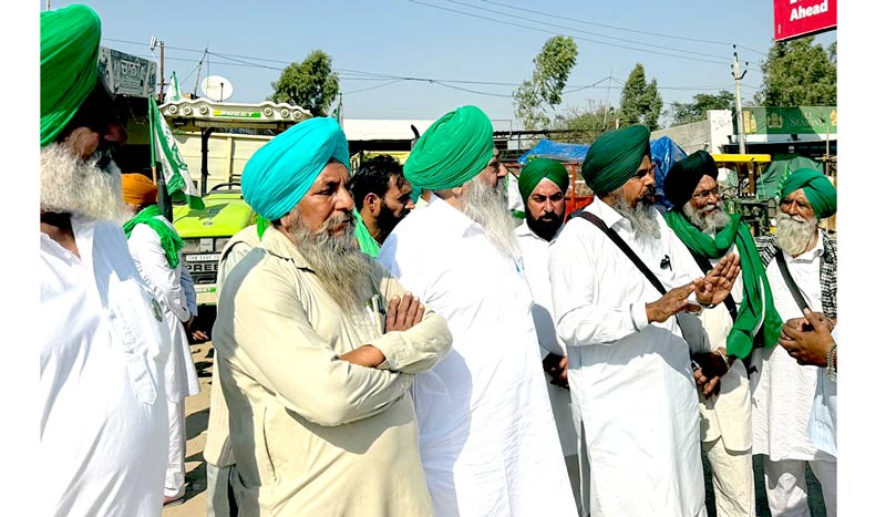 Farmers Punjab News: ਬੀਕੇਯੂ ਏਕਤਾ ਸਿੱਧੂਪੁਰ ਵੱਲੋਂ ਹੜ੍ਹ ਪੀੜਤ ਕਿਸਾਨਾਂ ਦੀ ਮੱਦਦ ਲਈ ਟਰੈਕਟਰਾਂ ਦਾ ਕਾਫਲਾ ਰਵਾਨਾ