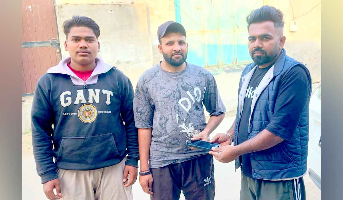Sunam News: ਮਹਿੰਗੇ ਭਾਅ ਦਾ ਡਿੱਗਿਆ ਮੋਬਾਇਲ ਫੋਨ ਅਸਲ ਮਾਲਕ ਨੂੰ ਸੌਂਪਿਆ