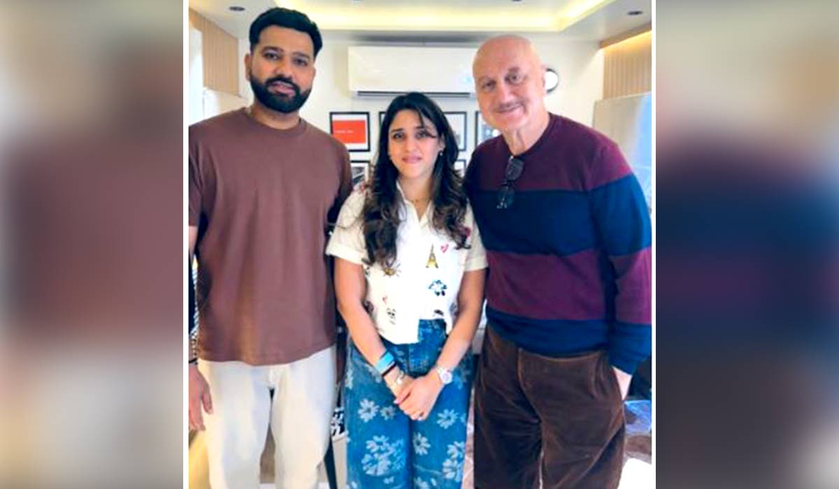 Bollywood News: ਰੋਹਿਤ ਸ਼ਰਮਾ ਨੂੰ ਮਿਲ ਕੇ ਗਦਗਦ ਹੋਏ ਅਨੁਪਮ ਖੇਰ, ਦੱਸਿਆ ‘ਅਸਲੀ ਹੀਰੋ’