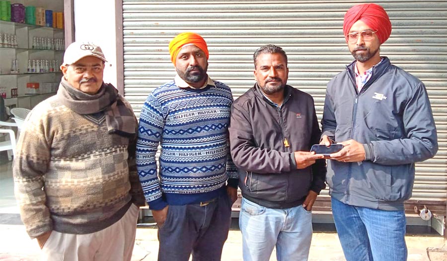 Welfare Work: ਮਹਿੰਗੇ ਭਾਅ ਦਾ ਲੱਭਿਆ ਮੋਬਾਇਲ ਫੋਨ ਵੀ ਈਮਾਨ ਨਾ ਡੁਲਾ ਸਕਿਆ