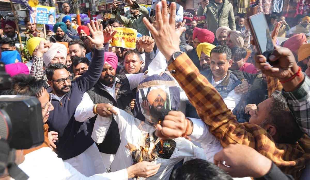 ਕਾਂਗਰਸ ਖਿਲਾਫ ‘ਆਪ’ ਨੇ ਪੰਜਾਬ ਭਰ ਵਿੱਚ ਕੀਤੇ ਵਿਰੋਧ ਪ੍ਰਦਰਸਨ, ਪ੍ਰਤਾਪ ਬਾਜਵਾ ਨੇ ਮੰਤਰੀ ਈਟੀਓ ’ਤੇ ਕੀਤੀ ਸੀ ਜਾਤੀਵਾਦੀ ਟਿੱਪਣੀ