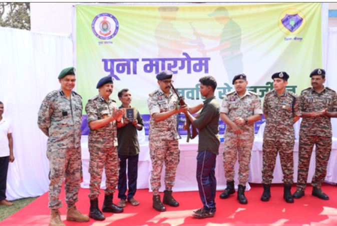 Chhattisgarh News: ਬੀਜਾਪੁਰ ’ਚ 12 ਮਾਓਵਾਦੀਆਂ ਨੇ ਕੀਤਾ ਆਤਮ ਸਮਰਪਣ