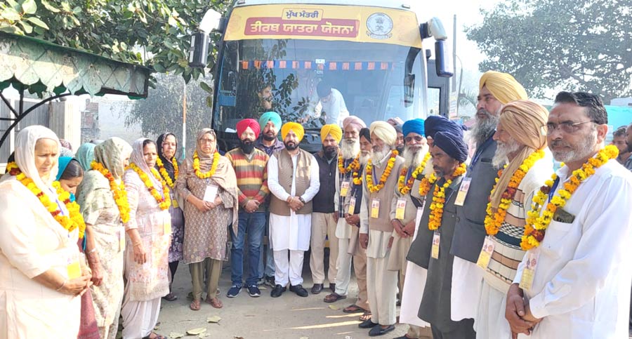 Pilgrimage Bus: ਚੇਅਰਮੈਨ ਜੱਸੀ ਸੋਹੀਆਂ ਵਾਲਾ ਨੇ ਤੀਰਥ ਯਾਤਰਾ ਬੱਸ ਨੂੰ ਹਰੀ ਝੰਡੀ ਦੇ ਕੇ ਕੀਤਾ ਰਵਾਨਾ