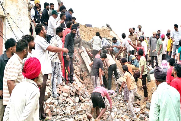 Building Collapse: ਜੈੱਕਾਂ ਨਾਲ ਚੁੱਕਿਆ ਜਾ ਰਿਹਾ ਮਕਾਨ ਡਿੱਗਿਆ, 3 ਮਜ਼ਦੂਰਾਂ ਦੀ ਮੌਤ