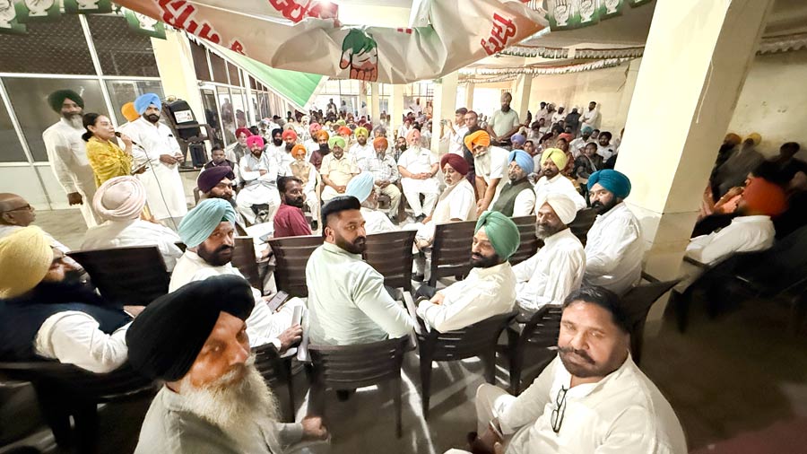 Congress Party News: ਕਾਂਗਰਸ ਦੀ ਮੀਟਿੰਗ ’ਚ ਵਰਕਰਾਂ ਦੀ ਭਾਰੀ ਭੀੜ ਨੇ ਧਾਰਿਆ ਰੈਲੀ ਦਾ ਰੂਪ