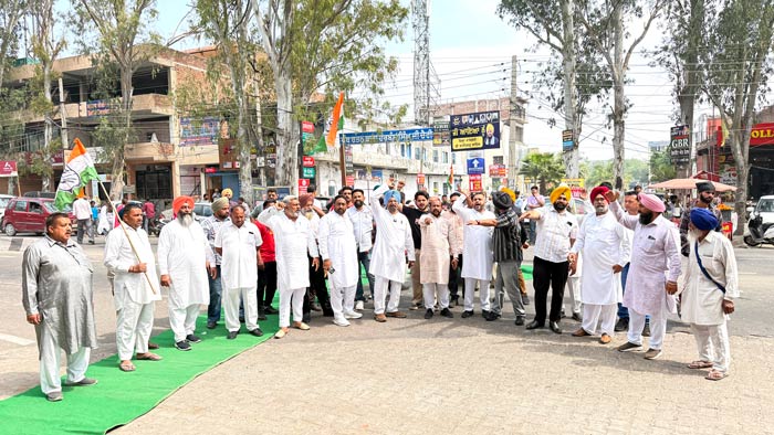 Congress Protest: ਕਾਂਗਰਸੀਆਂ ਵੱਲੋਂ ਰੋਡ ਜਾਮ ਕਰਕੇ ਪ੍ਰਸ਼ਾਸਨ ਖ਼ਿਲਾਫ਼ ਕੀਤਾ ਪ੍ਰਦਰਸ਼ਨ