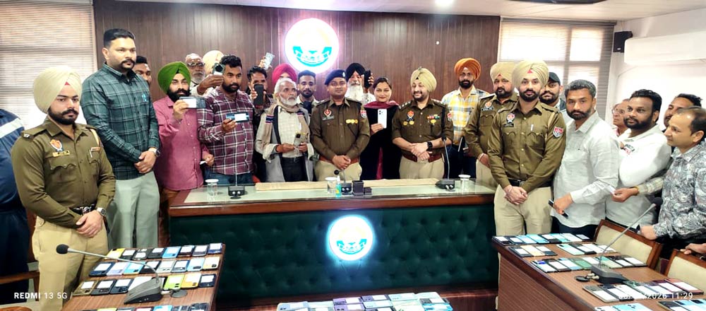 Fatehgarh Sahib News: ਕਰੀਬ 70 ਲੱਖ ਰੁਪਏ ਕੀਮਤ ਦੇ ਚੋਰੀ ਅਤੇ ਗੁੰਮ ਹੋਏ 300 ਮੋਬਾਇਲ ਅਸਲ ਮਾਲਕਾਂ ਨੂੰ ਸੌਂਪੋ : ਜ਼ਿਲ੍ਹਾ ਪੁਲਿਸ ਮੁਖੀ