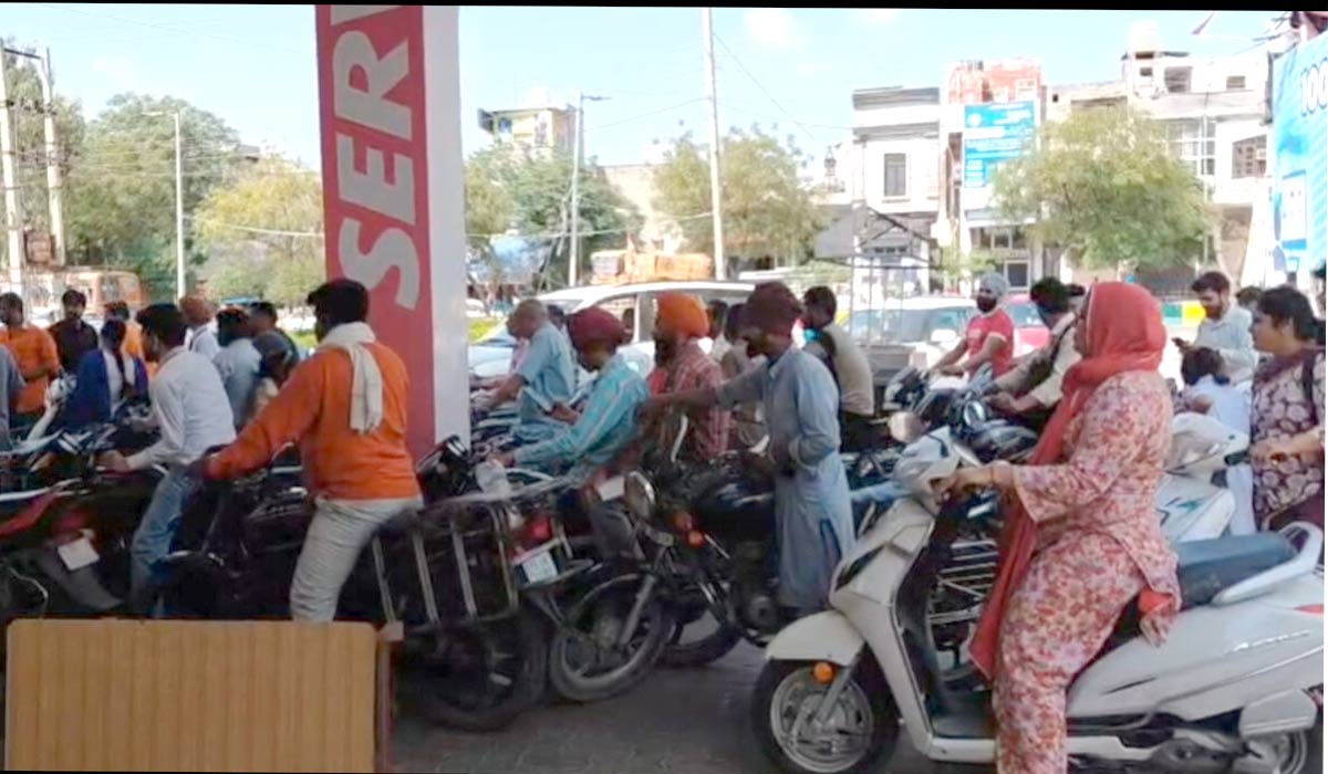 Petrol Diesel Stock: ਪੈਟਰੋਲ ਅਤੇ ਡੀਜ਼ਲ ਲੈਣ ਲਈ ਫ਼ਰੀਦਕੋਟ ਦੇ ਕਈ ਪੰਪਾਂ ’ਤੇ ਲੱਗੀਆਂ ਲੰਮੀਆਂ ਕਤਾਰਾਂ