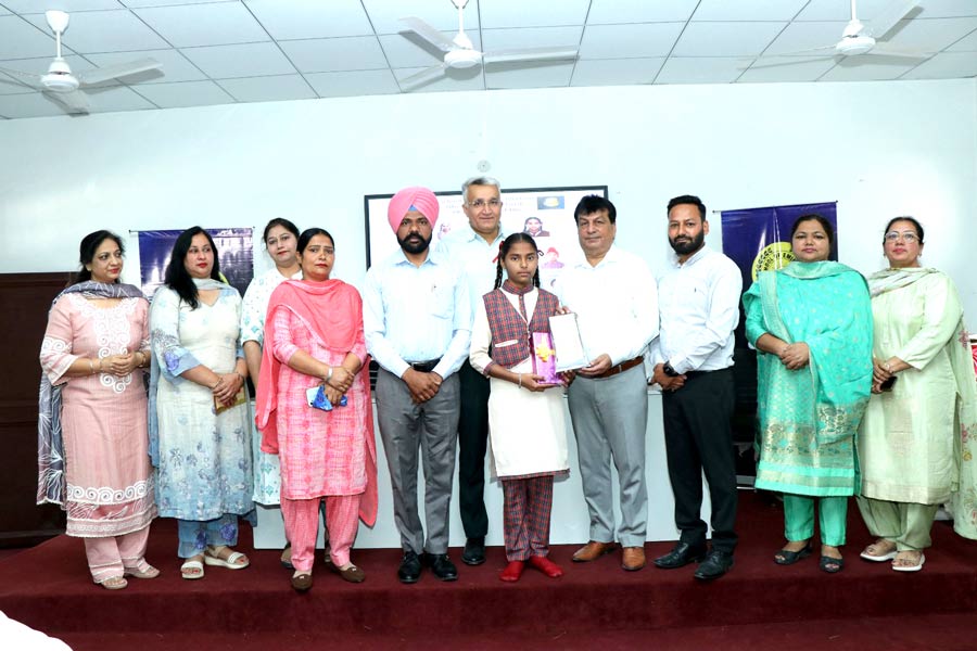 Punjab School Result: ‘ਸਕੂਲ ਆਫ਼ ਐਮੀਨੈਂਸ' ਦੀ ਹਰਨਾਜ਼ ਕੌਰ ਨੇ ਅੱਠਵੀਂ ਦੇ ਨਤੀਜਿਆਂ 'ਚ ਮਾਰੀ ਬਾਜ਼ੀ; ਮੈਰਿਟ ਸੂਚੀ 'ਚ ਬਣਾਈ ਜਗ੍ਹਾ