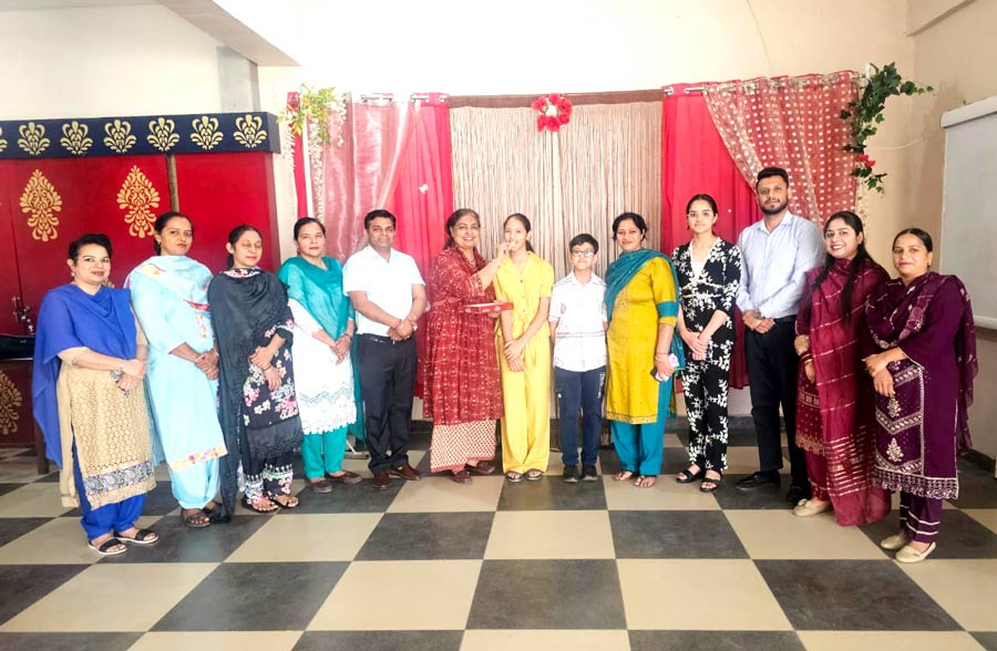 8th Class Result 2026: ਯੰਗ ਫ਼ਾਰਮਰਜ਼ ਪਬਲਿਕ ਹਾਈ ਸਕੂਲ ਦੀ ਹੋਣਹਾਰ ਵਿਦਿਆਰਥਣ ਡੌਲਸੀ ਗੁਪਤਾ ਨੇ 98 ਫੀਸਦੀ ਅੰਕ ਹਾਸਲ ਕੀਤੇ