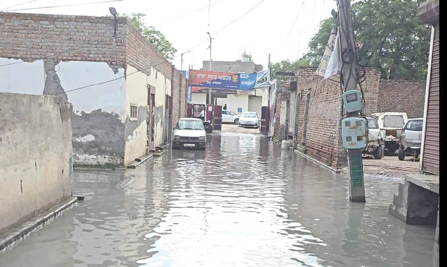 Abohar News: ਅਬੋਹਰ ’ਚ ਸੀਵਰੇਜ਼ ਬੰਦ, ਗਲੀਆਂ-ਬਾਜ਼ਾਰਾਂ ’ਚ ਬਣੇ ਹੜ੍ਹ ਵਰਗੇ ਹਾਲਾਤ!