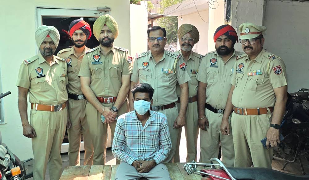 Amritsar Crime News: ਅੰਮ੍ਰਿਤਸਰ ਪੁਲਿਸ ਦੀ ਮੁਸਤੈਦੀ, ਮਹਿਲਾ ਦਾ ਪਰਸ ਲੈ ਕੇ ਭੱਜਣ ਵਾਲਾ ਲੁਟੇਰਾ ਗ੍ਰਿਫ਼ਤਾਰ