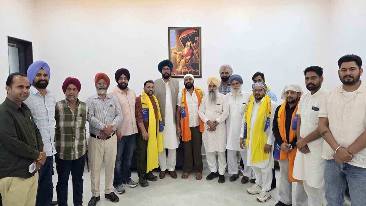 Aam Aadmi Party: ਰਮਦਾਸ ਕਸਬੇ ’ਚ ਮੌਜੂਦਾ ਕੌਂਸਲਰ ਨੇ ਸਾਥੀਆਂ ਸਮੇਤ ਪੰਜਾ ਛੱਡ ਝਾੜੂ ਫੜਿਆ