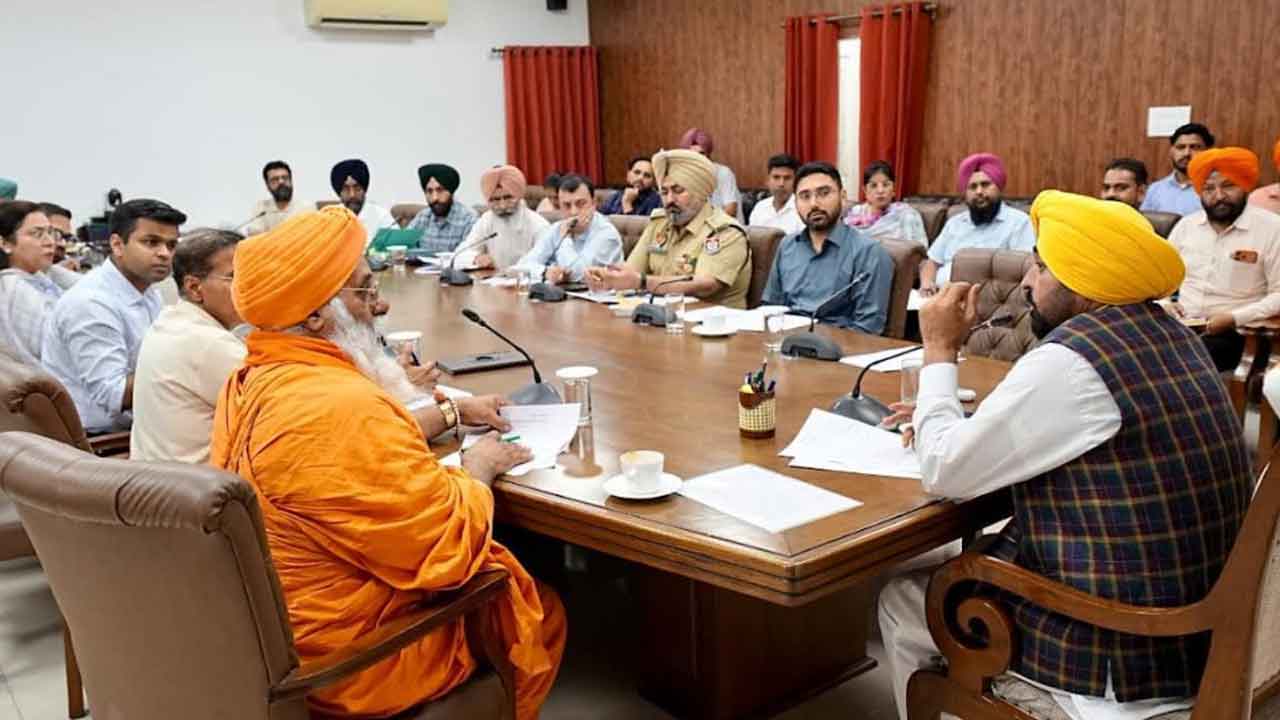 CM Punjab: ਮੁੱਖ ਮੰਤਰੀ ਭਗਵੰਤ ਸਿੰਘ ਮਾਨ ਵੱਲੋਂ ਡਿਪਟੀ ਕਮਿਸ਼ਨਰਾਂ ਨੂੰ ਸਮਾਂ ਹੱਦ ਤੋਂ ਪਹਿਲਾਂ ਹੜ੍ਹ ਸੁਰੱਖਿਆ ਕਾਰਜ ਨੇਪਰੇ ਚਾੜ੍ਹਨ ਦੇ ਆਦੇਸ਼; ਕਿਹਾ ਕਿ ਸਰਕਾਰ ਲੋਕਾਂ ਨਾਲ ਮਜ਼ਬੂਤੀ ਨਾਲ ਖੜ੍ਹੀ ਹੈ