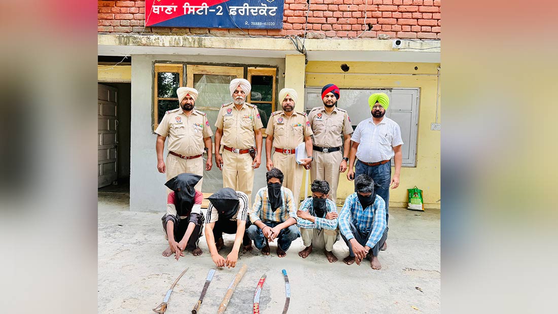 Crime News Punjab: ਲੁੱਟ-ਖੋਹ ਕਰਨ ਦੀ ਤਾਕ ’ਚ ਬੈਠੇ ਗਿਰੋਹ ਦੇ 5 ਮੈਂਬਰ ਤੇਜ਼ਧਾਰ ਹਥਿਆਰਾਂ ਸਮੇਤ ਕਾਬੂ 