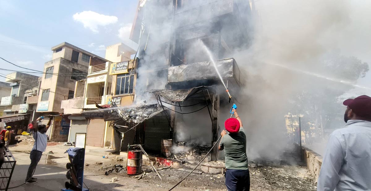 Fire Accident: ਦੋ ਦੁਕਾਨਾਂ ਨੂੰ ਲੱਗੀ ਅੱਗ, ਲੱਖਾਂ ਦਾ ਸਮਾਨ ਸੜ ਕੇ ਸੁਆਹ