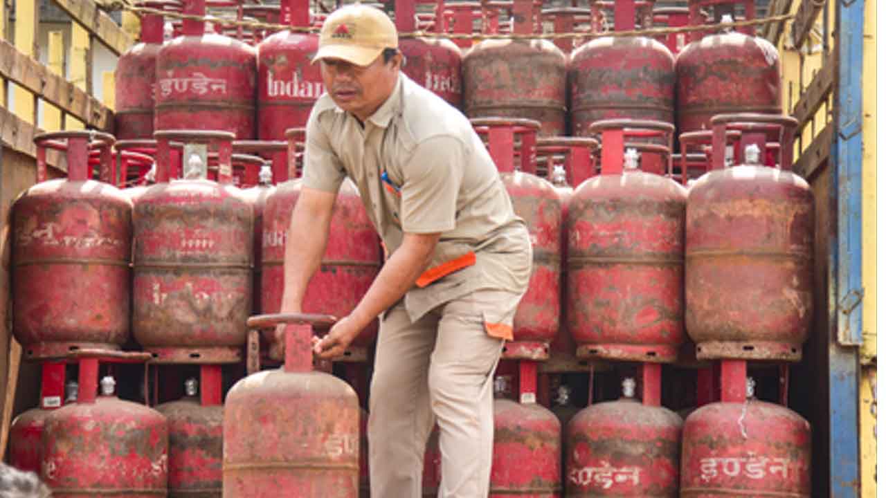 Gas Cylinder News: ਦੇਸ਼ ’ਚ ਐਲਪੀਜੀ ਸਿਲੰਡਰ ਦੀ ਡਿਲੀਵਰੀ ਸਬੰਧੀ ਕੇਂਦਰ ਦਾ ਵੱਡਾ ਬਿਆਨ, ਜਨਤਾ ਨੂੰ ਕਿਹਾ...
