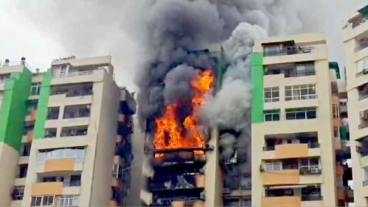 Ghaziabad Fire: ਗੌਰ ਗ੍ਰੀਨ ਐਵੇਨਿਊ ਸੋਸਾਇਟੀ ਦੇ ਫਲੈਟ ’ਚ ਲੱਗੀ ਭਿਆਨਕ ਅੱਗ, ਫਾਇਰ ਬ੍ਰਿਗੇਡ ਦੀ ਟੀਮ ਮੌਕੇ ’ਤੇ