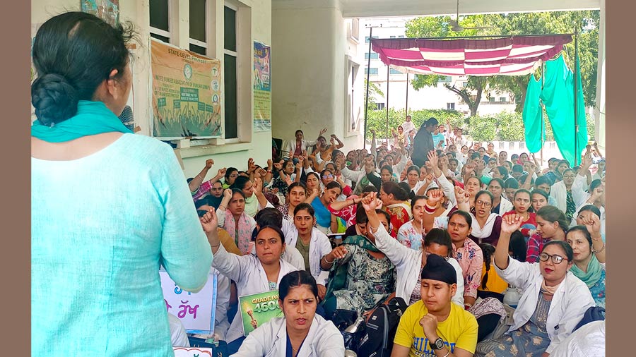 Health Workers Protest: ਐਸਮਾ ਐਕਟ ਦਾ ਵੀ ਨਹੀਂ ਰਿਹਾ ਡਰ, ਨਰਸਾਂ ਦੀ ਹੜਤਾਲ ਜਾਰੀ