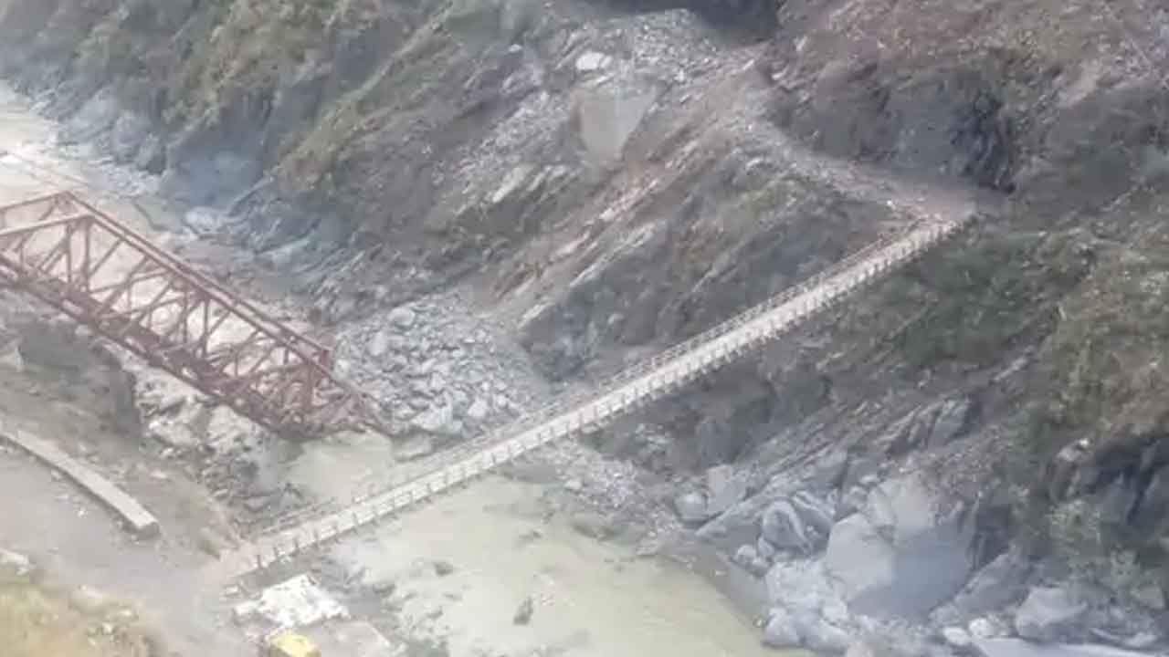 Himachal Stone Accident: ਹਿਮਾਚਲ ’ਚ ਜ਼ਮੀਨ ਖਿਸਕੀ, ਪੁੱਲ ਟੁੱਟ ਕੇ ਨਦੀ ’ਚ ਡਿੱਗਿਆ