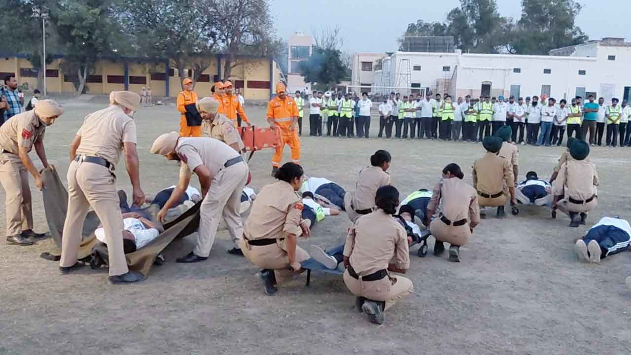 Kotkapura News: ਏਅਰ ਰੇਡ ਮੌਕ ਡਰਿਲ ਦਾ ਆਯੋਜਨ, ਲੋਕਾਂ ਨੂੰ ਐਮਰਜੈਂਸੀ ਹਾਲਾਤਾਂ ਬਾਰੇ ਕੀਤਾ ਜਾਗਰੂਕ