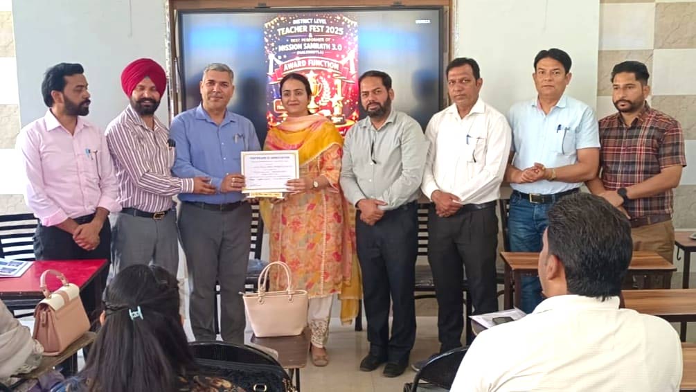 Malerkotla News: ਮਲੇਰਕੋਟਲਾ ਵਿਖੇ ਹੋਏ ਸਨਮਾਨ ਸਮਾਰੋਹ ਦੌਰਾਨ ਸ਼ਾਨਦਾਰ ਸੇਵਾਵਾਂ ਦੇਣ ਵਾਲੇ ਅਧਿਆਪਕਾਂ ਨੂੰ ਕੀਤਾ ਸਨਮਾਨਿਤ