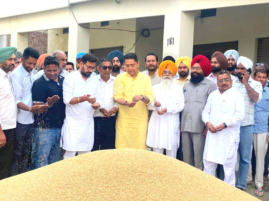 Mandi Wheat Purchase: ਮੰਤਰੀ ਅਮਨ ਅਰੋੜਾ ਨੇ ਸੁਨਾਮ ਵਿਖੇ ਕਣਕ ਦੀ ਖਰੀਦ ਸ਼ੁਰੂ ਕਰਵਾਈ