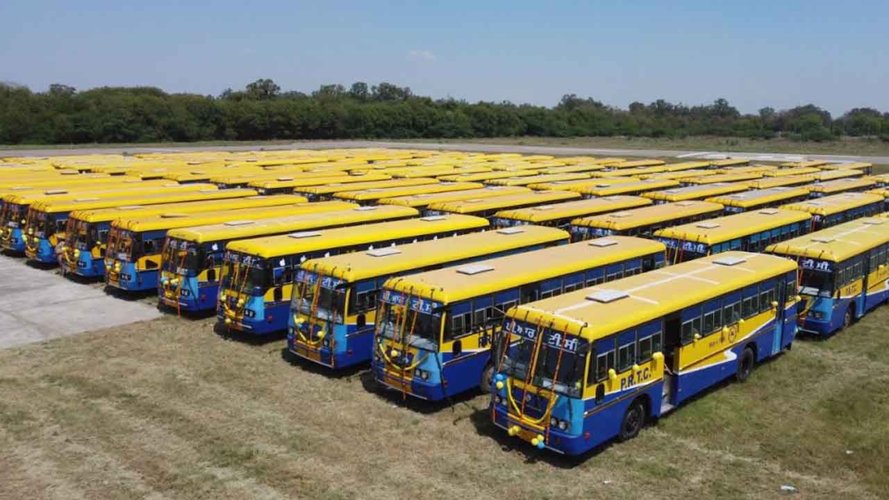 PRTC: ਪੰਜਾਬ ਦੇ ਆਵਾਜਾਈ ਖੇਤਰ ਦੇ ਵਿਕਾਸ ਨੂੰ ਕੀਤਾ ਹੋਰ ਤੇਜ਼, ਮੁੱਖ ਮੰਤਰੀ ਭਗਵੰਤ ਸਿੰਘ ਮਾਨ ਨੇ ਪੀ.ਆਰ.ਟੀ.ਸੀ. ਫਲੀਟ 'ਚ 250 ਨਵੀਆਂ ਬੱਸਾਂ ਨੂੰ ਦਿਖਾਈ ਹਰੀ ਝੰਡੀ