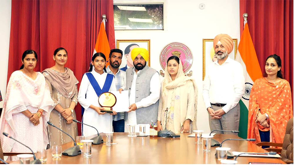 Punjab News: ਅੱਠਵੀਂ ਦੇ ਨਤੀਜਿਆ ਵਿੱਚ ਟਾਪਰ ਰਹਿਣ ਵਾਲੀ ਵਿਦਿਆਰਥਣਾਂ ਨੂੰ ਮਿਲੇ ਸੀਐਮ ਭਗਵੰਤ ਮਾਨ 
