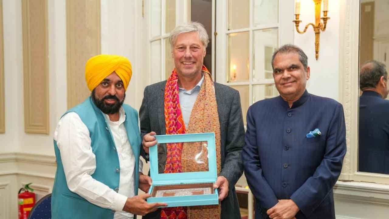 ਮੁੱਖ ਮੰਤਰੀ ਨੇ ਹਾਲੈਂਡ ਦੇ ਮਹਾਨ ਹਾਕੀ ਖਿਡਾਰੀ ਫਲੋਰਿਸ ਜਾਨ ਬੋਵਲੈਂਡਰ ਨਾਲ ਕੀਤੀ ਮੁਲਾਕਾਤ, ਪੰਜਾਬ ਦੇ ਅਥਲੀਟਾਂ ਨੂੰ ਸਿਖਲਾਈ ਦੇਣ ਦਾ ਦਿੱਤਾ ਸੱਦਾ