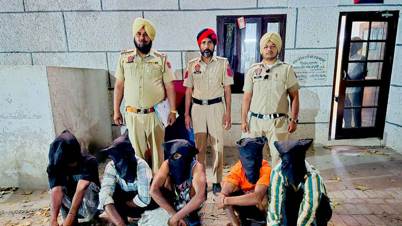 Faridkot News: ਲੁੱਟ ਦੀ ਯੋਜਨਾ ਬਣਾਉਂਦੇ 2 ਗਿਰੋਹਾਂ ਦੇ 9 ਮੈਂਬਰ ਕਾਬੂ, ਤੇਜ਼ਧਾਰ ਹਥਿਆਰ ਬਰਾਮਦ