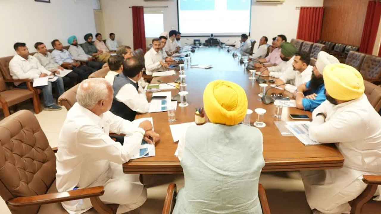 Punjab News: ਮਾਨਸੂਨ ਤੋਂ ਪਹਿਲਾਂ ਹੜ੍ਹਾਂ ਦੇ ਸੁਰੱਖਿਆਂ ਪ੍ਰਬੰਧਾਂ ਨੂੰ ਮਜ਼ਬੂਤ ਕਰਨ ਲਈ ਆਪ ਸਰਕਾਰ ਵੱਲੋਂ ਐਂਫੀਬੀਅਸ ਮਸ਼ੀਨਾਂ ਦੀ ਖਰੀਦ ਨੂੰ ਮਨਜ਼ੂਰੀ