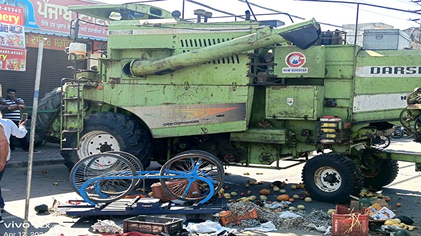 Punjab Road Accident: ਬੇਕਾਬੂ ਕੰਬਾਈਨ ਨੇ ਤਿੰਨ ਨੂੰ ਲਿਆ ਲਪੇਟ 'ਚ, ਇੱਕ ਨੇ ਤੋੜਿਆ ਦਮ