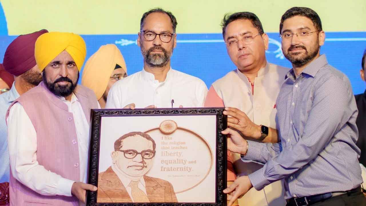 Punjab: ਕਾਂਗਰਸ ਤੇ ਅਕਾਲੀਆਂ ਨੇ ਗਰੀਬਾਂ ਤੋਂ ਸਿੱਖਿਆ ਖੋਹ ਕੇ ਤੇ ਸਕਾਲਰਸ਼ਿਪ ਦਾ ਪੈਸੇ ਹੜੱਪ ਕੇ ਬਾਬਾ ਸਾਹਿਬ ਅੰਬੇਡਕਰ ਦੀ ਪਿੱਠ 'ਚ ਛੁਰਾ ਮਾਰਿਆ: ਮੁੱਖ ਮੰਤਰੀ ਮਾਨ