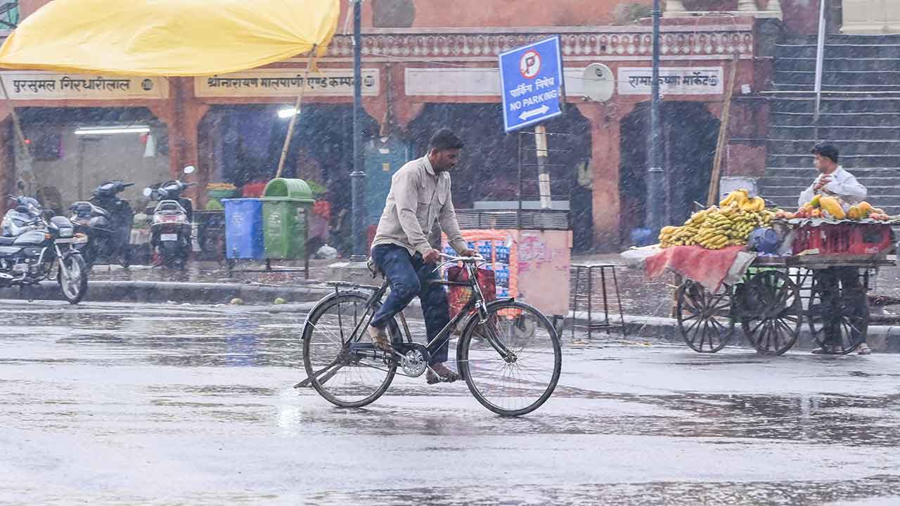 Weather Update: ਰਾਜਸਥਾਨ ’ਚ ਭਾਰੀ ਮੀਂਹ ਤੇ ਗੜੇਮਾਰੀ, ਪਾਰਾ ਡਿੱਗਿਆ