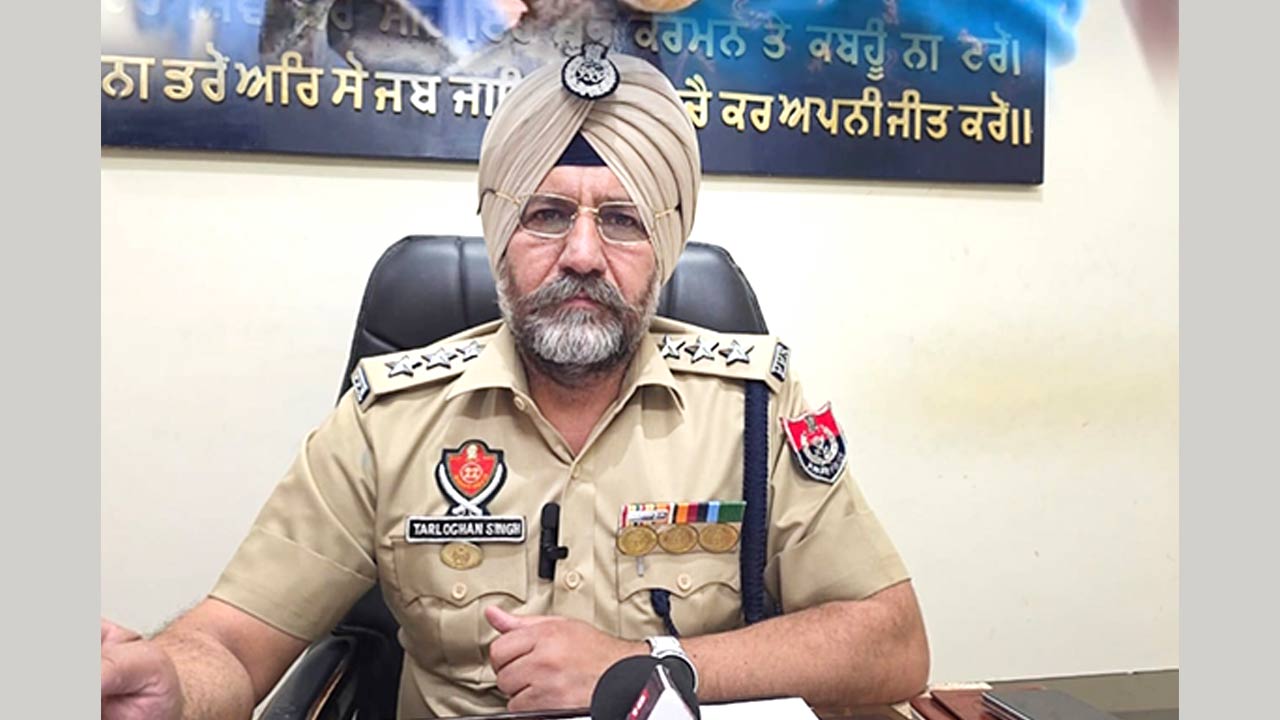 Video Viral: ਲੇਡੀ ਏਐਸਆਈ ਨੇ ਪੋਤਰੀ ਦੇ ਹੱਥ-ਪੈਰ ਬੰਨ੍ਹ ਕੇ ਗੇਟ ਨਾਲ ਬੰਨ੍ਹਿਆ, ਵੀਡੀਓ ਵਾਇਰਲ ਹੋਣ ‘ਤੇ ਸਸਪੈਂਡ